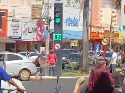 VÍDEO: Homem surta, desce do carro e ataca pedestres com uma foice