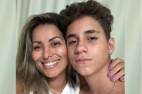 PERIGO: Cantora diz que filho se matou por causa de vídeo na internet