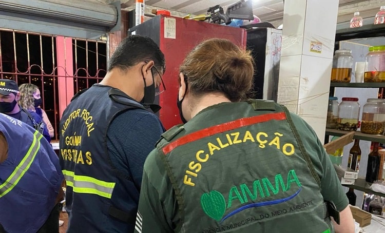 Fiscalização encerra festa clandestina em casa de swing em Goiânia