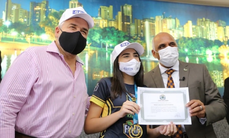 Prefeitura de Goiânia homenageia estudantes campeões mundiais de robótica