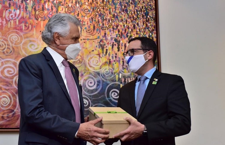 Caiado discute cooperação tecnológica com embaixador interino de Israel no Brasil