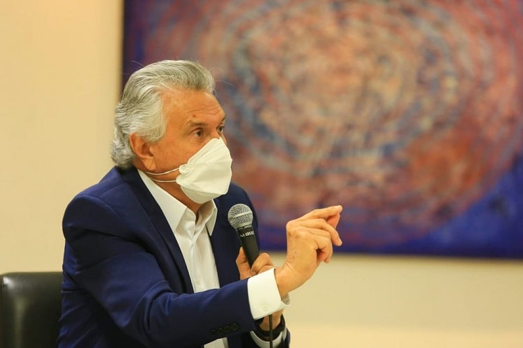 Caiado anuncia reajuste salarial para professores da rede estadual