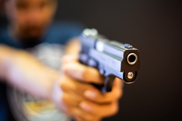 Senado aprova proibição de armas para agressores de mulheres