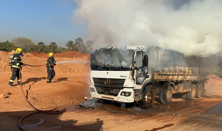 Caminhão de melancia pega fogo no Anel Viário