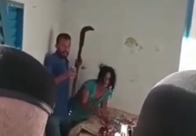 VÍDEO: Homem faz esposa de refém e ameaça com uma foice