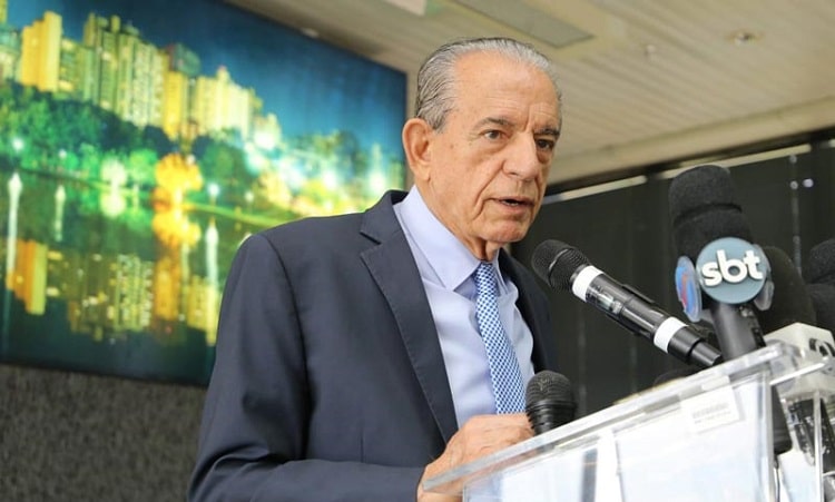 Iris Rezende é extubado, mas permanece internado na UTI