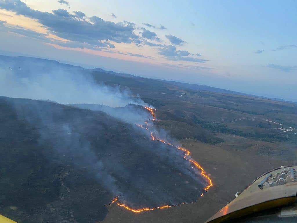 Incêndio que ilhou turistas já percorre 20 km na região dos Veadeiros