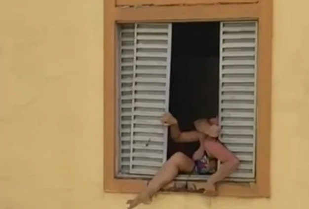 VÍDEO: Grávida tenta pular de prédio para fugir das agressões do marido