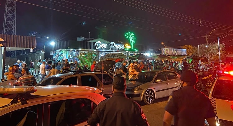 Fiscais interditam bares por aglomeração em Aparecida de Goiânia