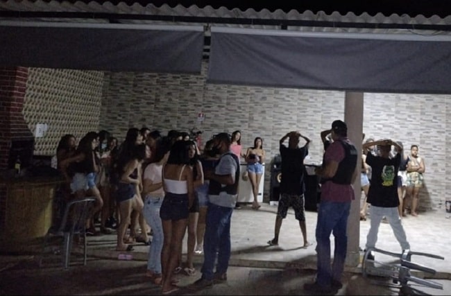 Fiscalização interrompe festa com mais de 250 pessoas em Aparecida