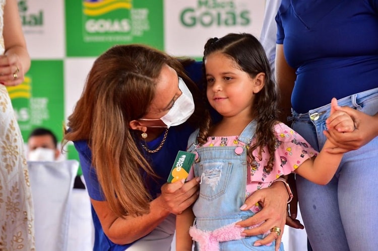 Gracinha Caiado entrega mais 527 cartões do Programa Mães de Goiás
