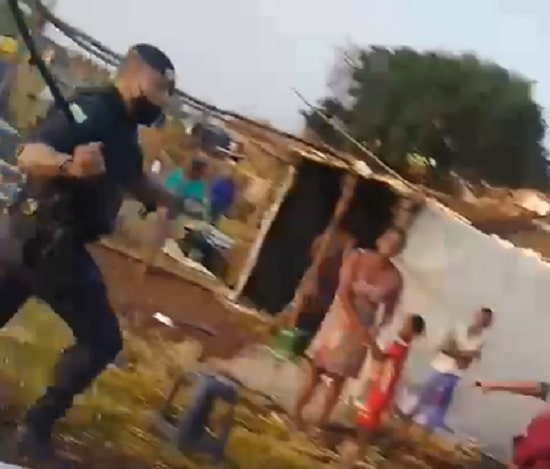 VÍDEO: Desocupação de terreno em Aparecida é marcada por truculência