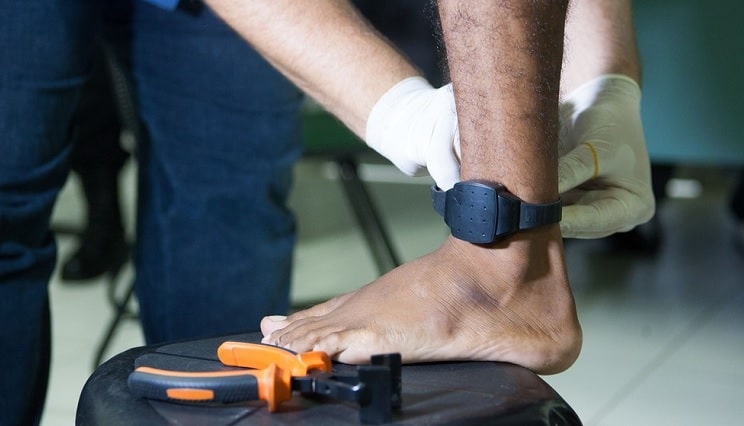 Governo de Goiás quer cobrar de detento o custo de tornozeleira