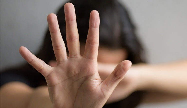 Homem é preso sob suspeita de agredir e jogar produto químico na ex-mulher