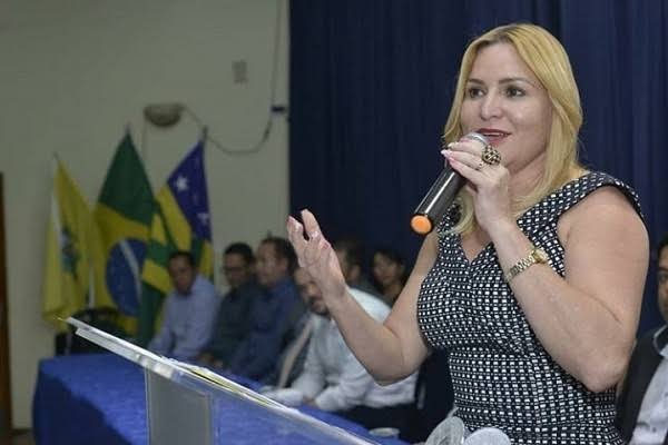 Valéria Pettersen pede exoneração para votar em André Fortaleza