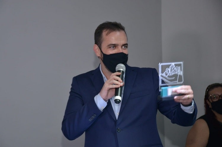 Mendanha recebe prêmio de prefeito mais influente da Grande Goiânia