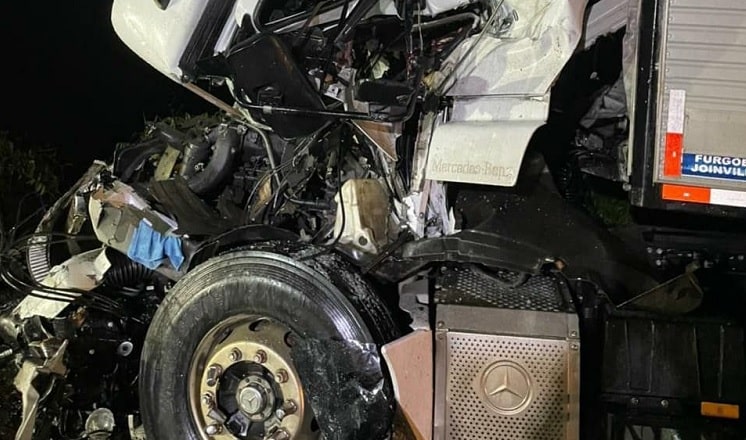 Motorista morre em acidente envolvendo dois caminhões na BR-153