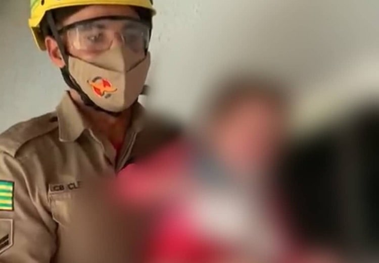 Corpo de Bombeiros resgata criança presa em banheiro