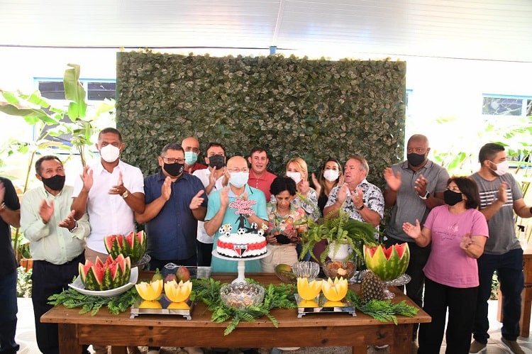 Professor Alcides comemora aniversário de 68 anos com funcionários
