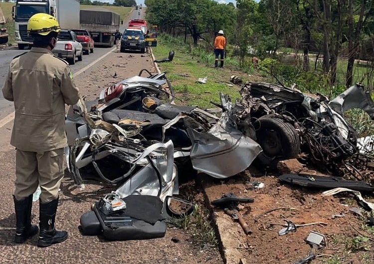 Acidente na BR-153 deixa veículo completamente destruído