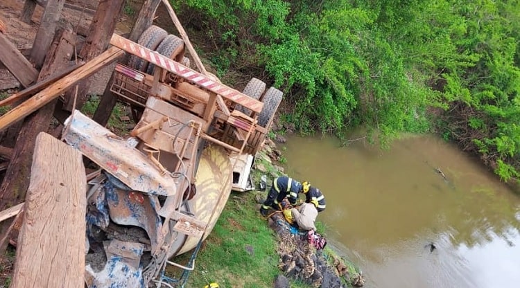 Caminhão cai de ponte e motorista fica inconsciente