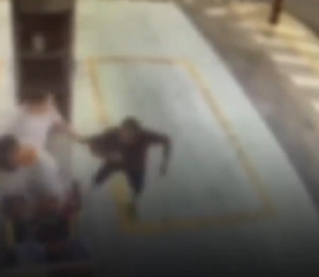 VÍDEO: Motorista de aplicativo é espancado após discussão com passageiros