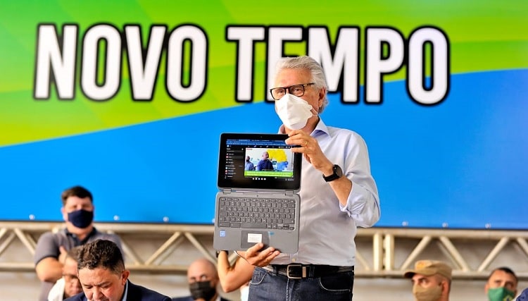 Caiado entrega 2.076 cartões do Mães de Goiás e 1.196 Chromebooks