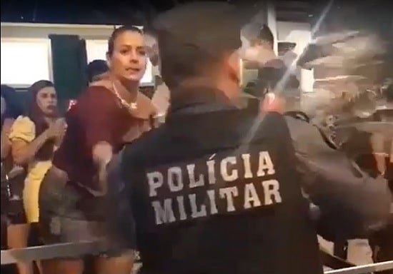 VÍDEO: Mulher é presa após jogar bebida na cara de policial