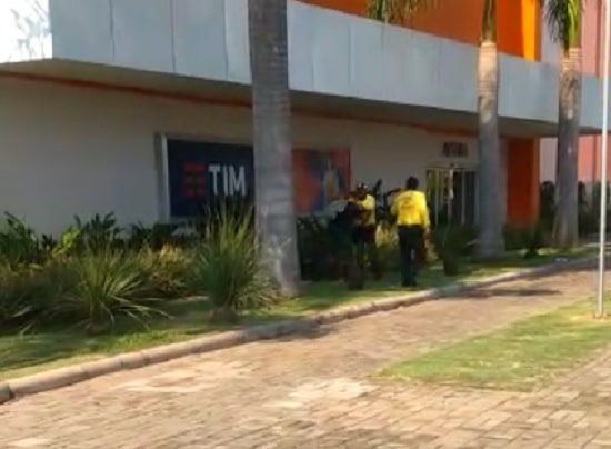 VÍDEO: Confusão entre agente de trânsito e motociclista é registrada em Aparecida