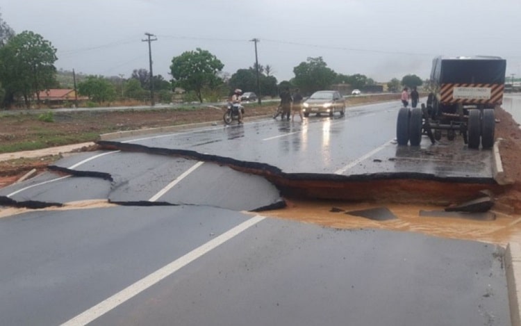 Cratera se abre na BR-020 e rodovia é interditada
