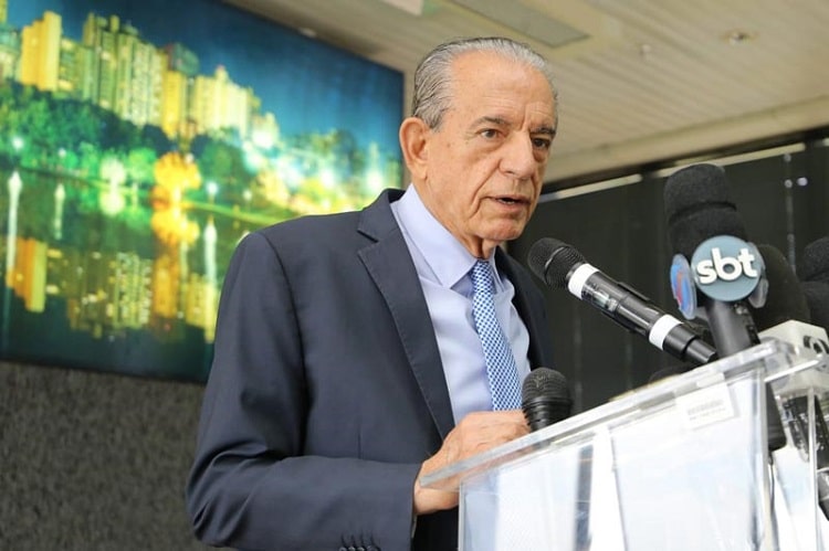 Ex-prefeito Iris Rezende é entubado em hospital de SP