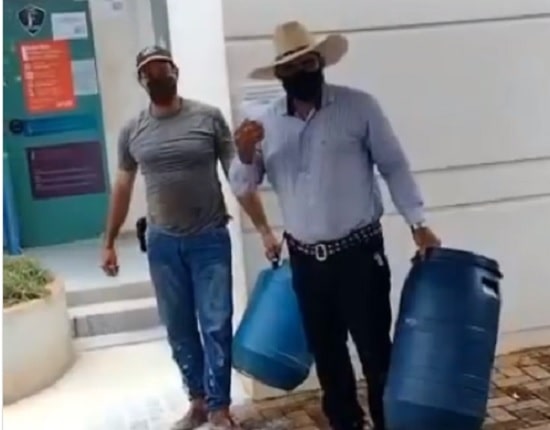 VÍDEO: Produtores rurais jogam leite perdido na agência da Enel