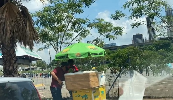 VÍDEO: Milhares de fãs se despedem de Marília Mendonça