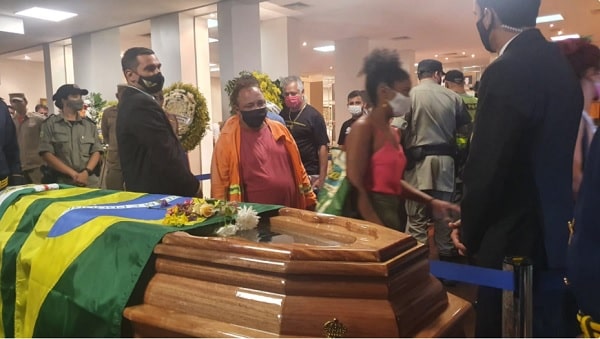 Iris Rezende é enterrado sob aplausos