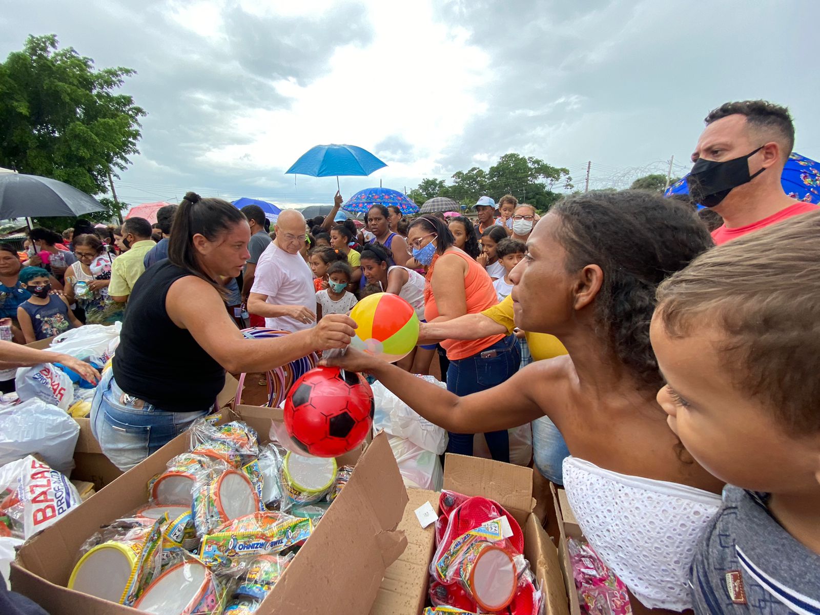Professor Alcides distribui 100 mil brinquedos para crianças carentes