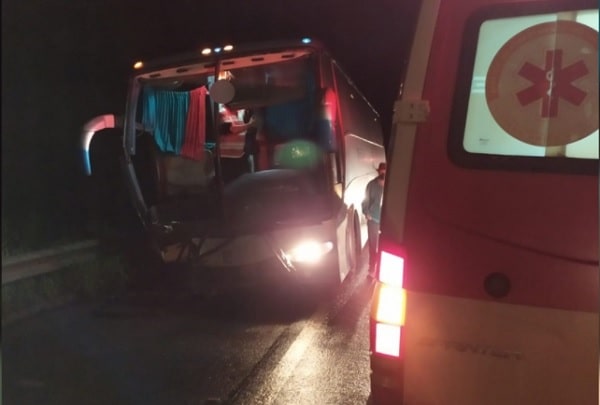 Batida entre ônibus e veículo de passeio deixa seis mortos
