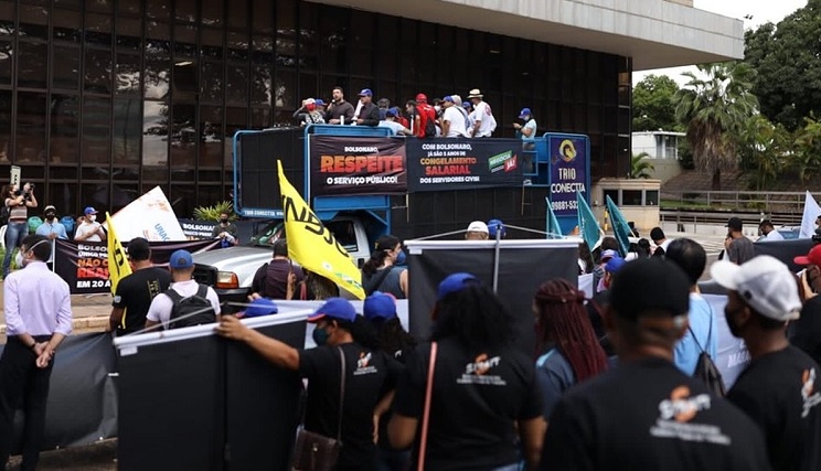 Servidores federais fazem atos em Brasília por reajuste salarial