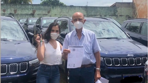 Prefeito presenteia 15 netos com carros avaliados em R$ 150 mil