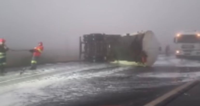 Dois caminhões envolvem em acidente e interdita BR-153