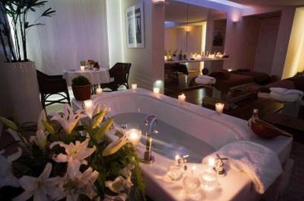 Mulher diz que engravidou sozinha em banheira de hotel