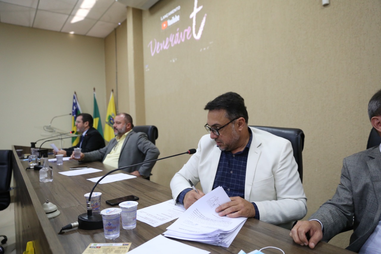 Câmara de Aparecida de Goiânia aprova reajuste de 20% para professores