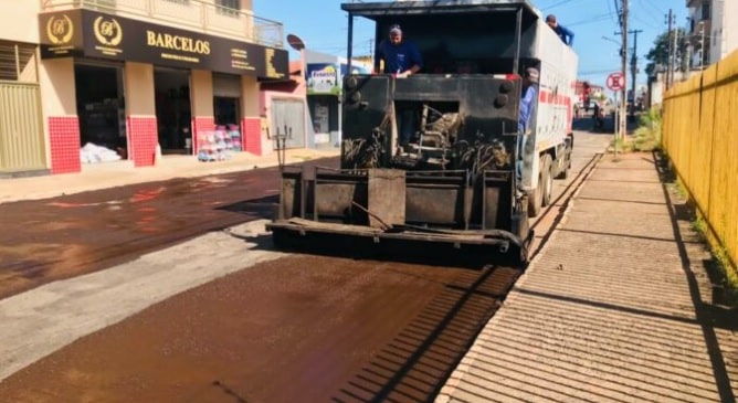 Prefeitura revitaliza asfalto das ruas de Trindade