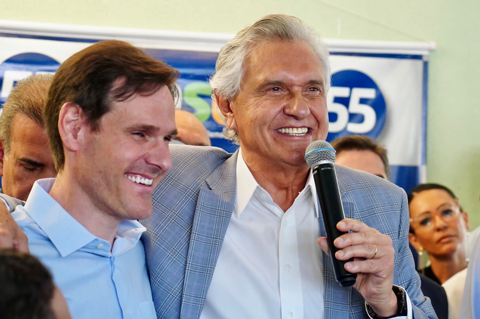 FBD7FF0D-B2F4-44FE-96F2-F1385D99C45A