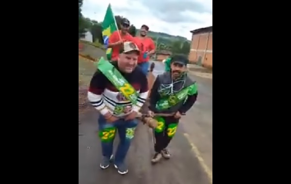 VÍDEO: bolsonaristas puxam carroça levando lulistas para pagar aposta eleitoral