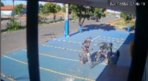 VÍDEO: Ladrões roubam celular de mulher, em Aparecida