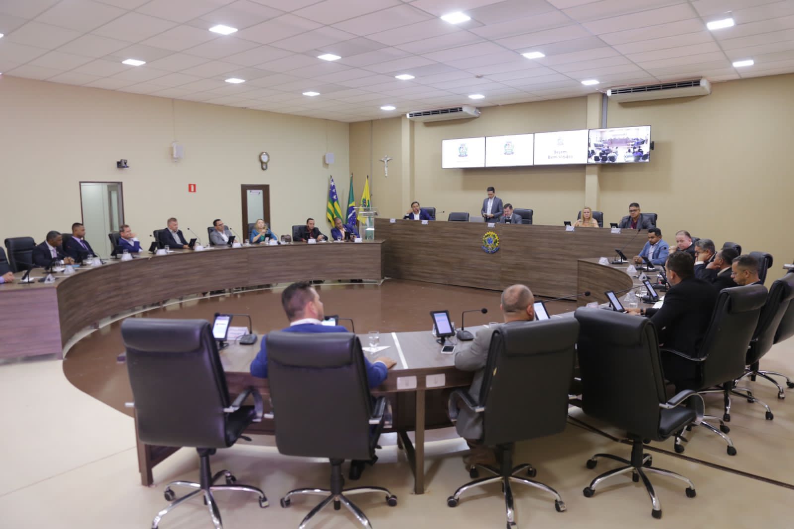 Vereadores de Aparecida usam sessão para discutir distribuição de cargos