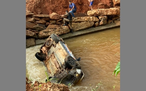 VÍDEO: Viatura da PM cai em córrego durante perseguição a motociclista