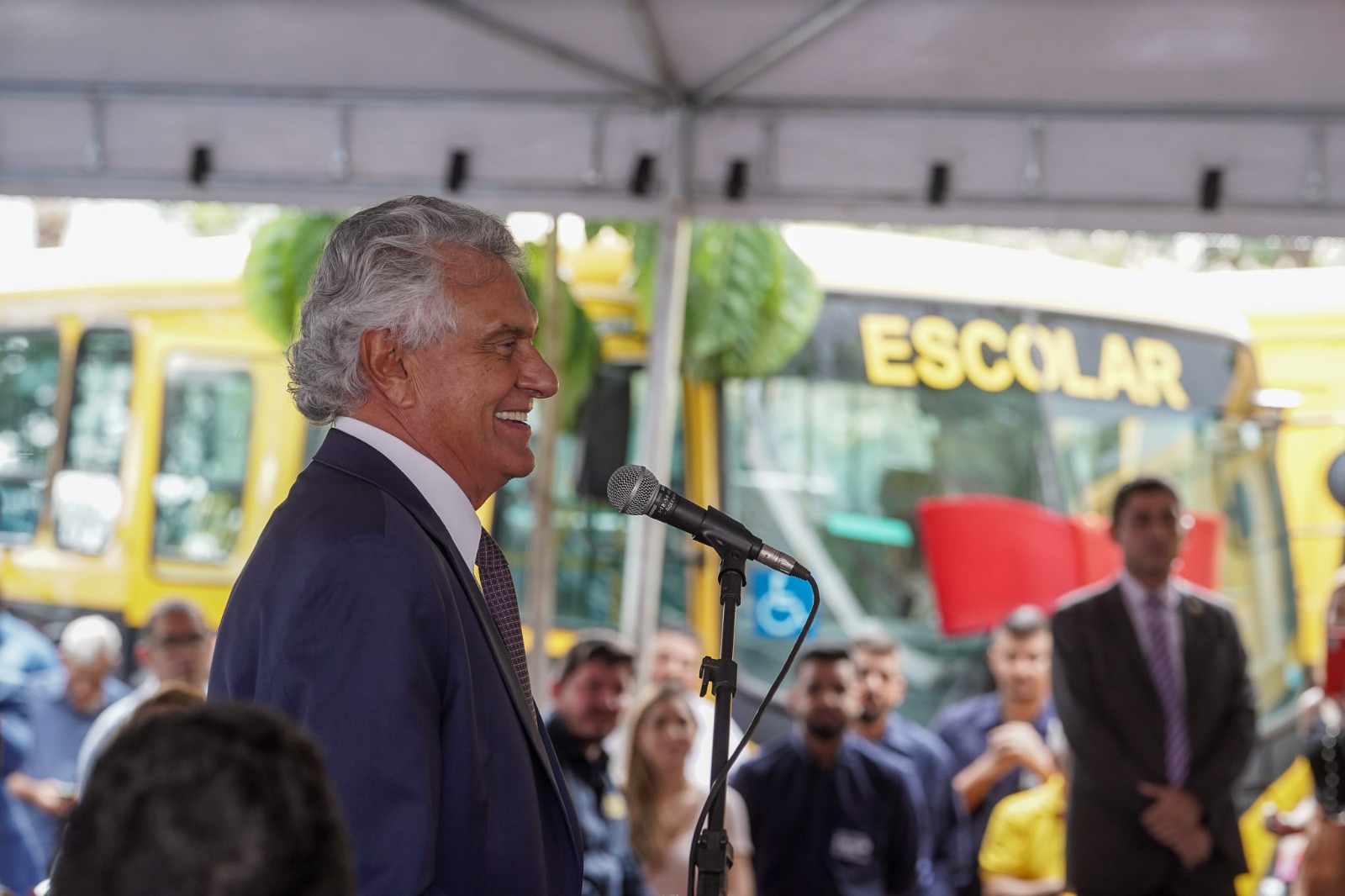 Ronaldo Caiado entrega ônibus escolares a 35 municípios