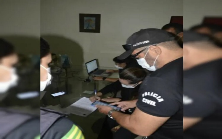 Professor de natação é preso sob suspeita de abusar de alunos