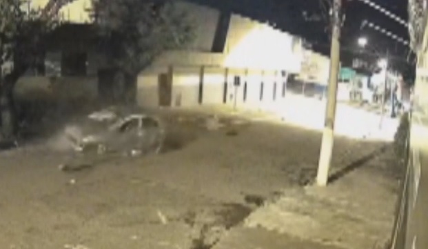 Homem capota veículo e abandona adolescente grávida